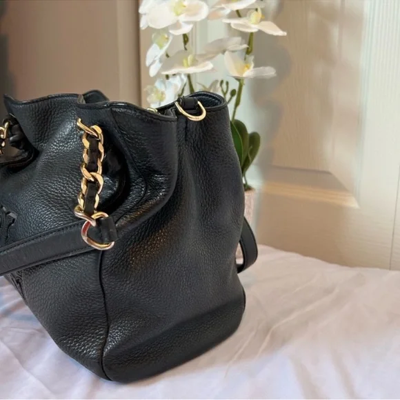 Tory Burch Black Leather Shoulder Bag with Gold Accents - Picture 5 of 16